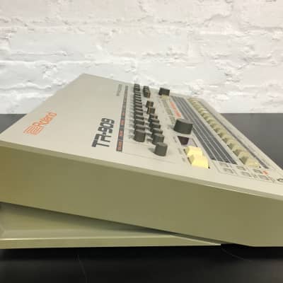 Roland TR-909 Rhythm Composer - Classic Drum Machine - CLEAN ! image 3