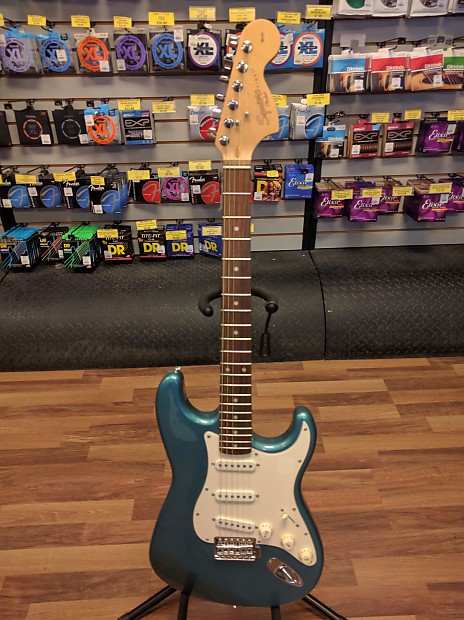 fender squier Affinity 2013年 動作確認済み UsedGuitars: 2013 Indonesian Squier Affinity Strat - YouTube