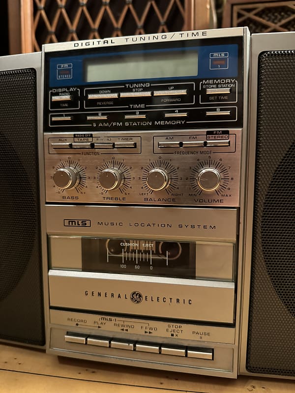 Vintage top GE General Electric 3-6035A AM/FM Cassette Boombox Ghetto Blaster