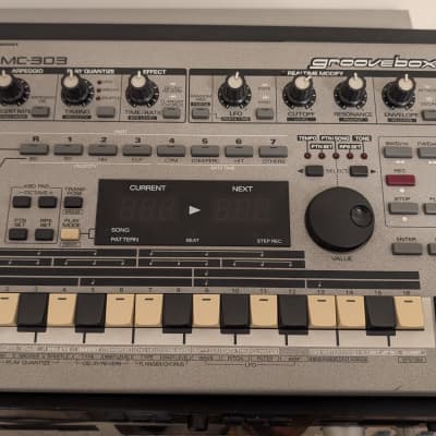 Roland MC-303 Groovebox 1990 - 1998 - Silver