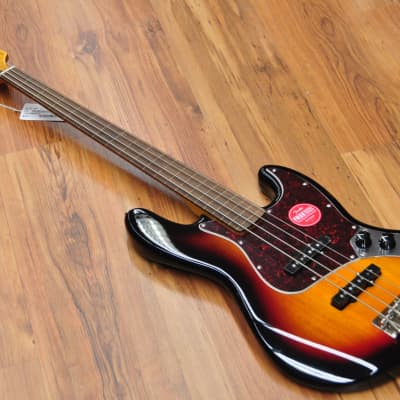 Squier  Classic Vibe 60's Jazz Bass Fretless 3 Tone Sunburst Bild 4