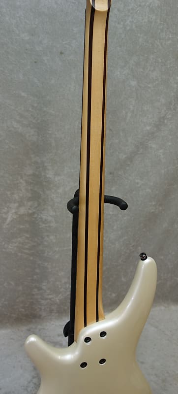 Ibanez Soundgear ベース（パールホワイト） 10,000円 付属品あり