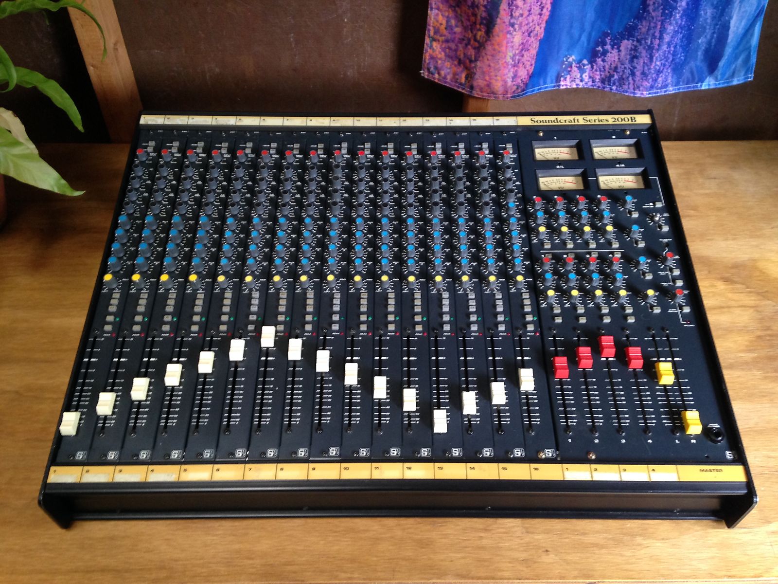 Soundcraft Series 200B 16Channel 4Bus Mixing Console Reverb