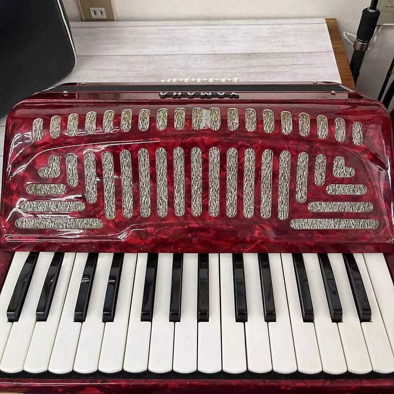 YAMAHA YA-18 8905 Yamaha Accordion 30 keys, 18 basses