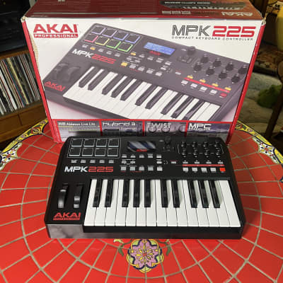 Akai MPK225 2014 - Present - Black