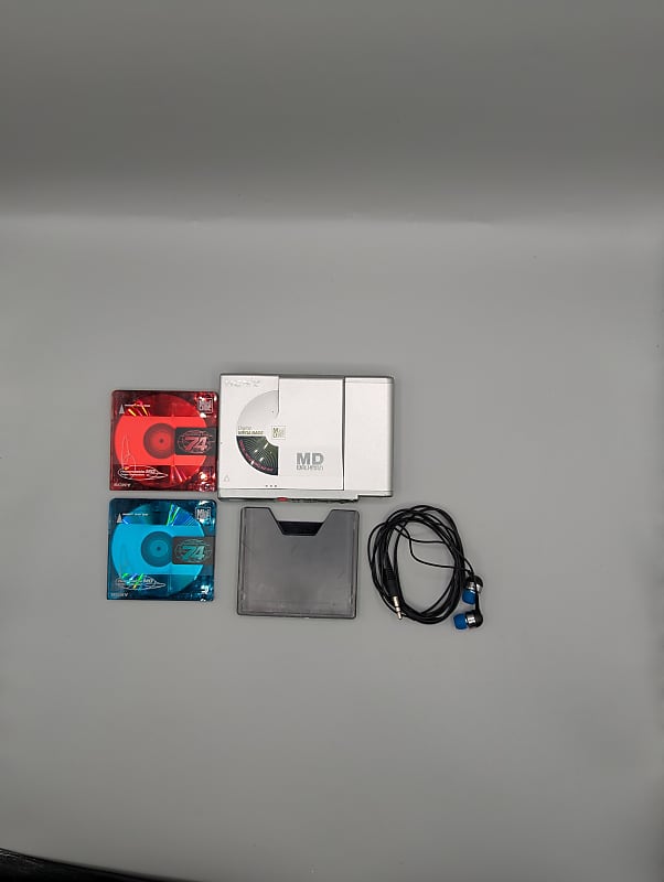 Sony MZ-R37 l, mini disc walkman recorder with 2  discs and headphones  			