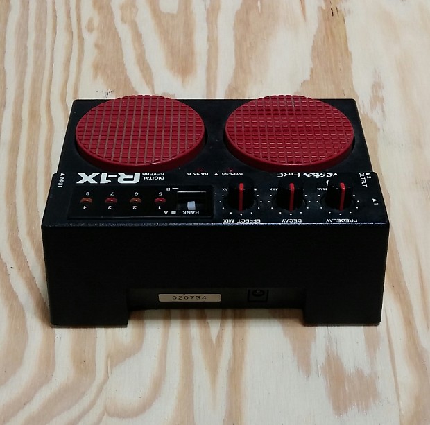 A Vesta Fire R-1X Reverb Effects Pedal