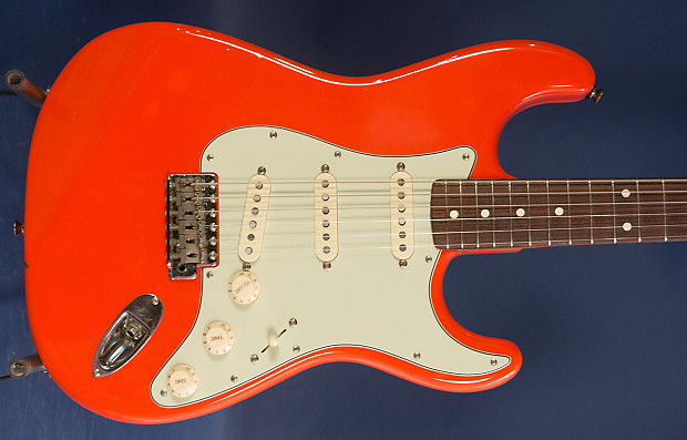 最適な価格 made Red, Fiesta - Stratocaster Squier Fender in JV Japan, ギター