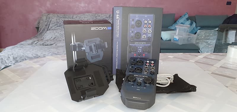 Zoom U-44 Handy Audio Interface + AIH-1 Audio Interface Holder image 1