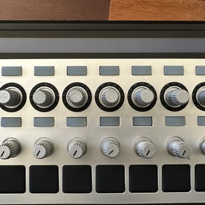 Novation ReMOTE 25 SL MKII MIDI Controller 2008 - Gray image 4