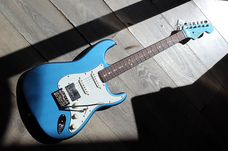 SQUIER Limited Edition Classic Vibe™ '60s Stratocaster HSS, Laurel Fingerboard, Parchment Pickguard, Matching Headstock, Lake Placid Blue, 4, 02 KG imagen 1