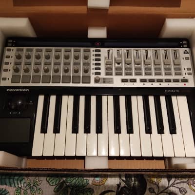 Novation ReMOTE 25 SL  MIDI Controller 2008 - Gray