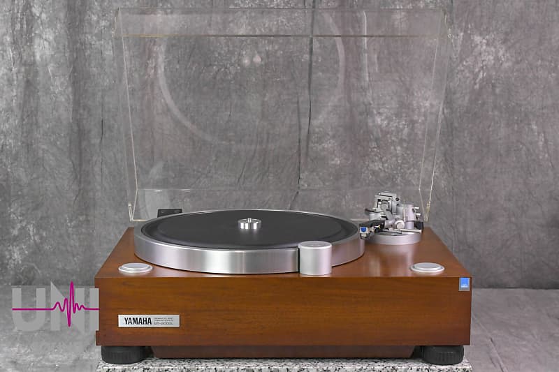 YAMAHA GT-2000L Turntable W/ Auto Lifter Adjust In Very Good Condition  			