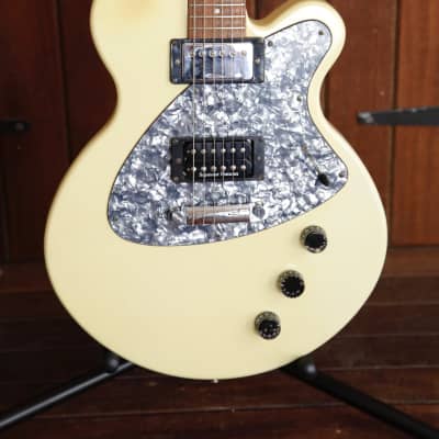 Yamaha AES500 Electric Guitar Cream White Pre-Owned image 1
