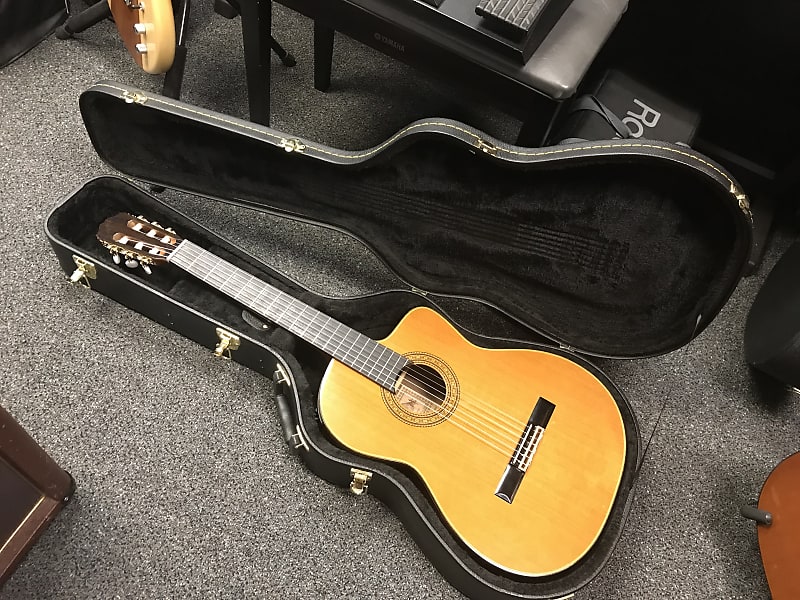 Takamine CP-132 SC classical electric guitar handcrafted in Japan 1992 in  excellent condition with beautiful hard case with key .