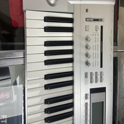 Korg Triton LE 61-Key 62-Voice Polyphonic Workstation 2000 - 2002 - Silver image 4