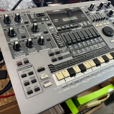 Roland MC 505 Groovebox - powers on, needs screen