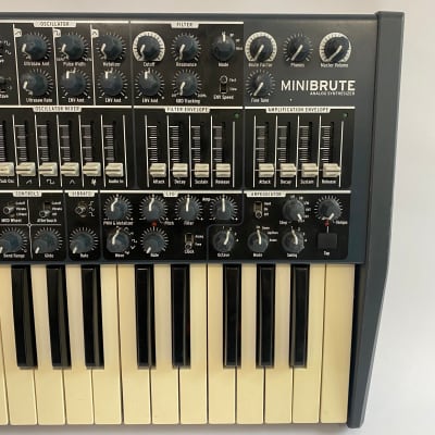 Arturia MiniBrute 25-Key Synthesizer