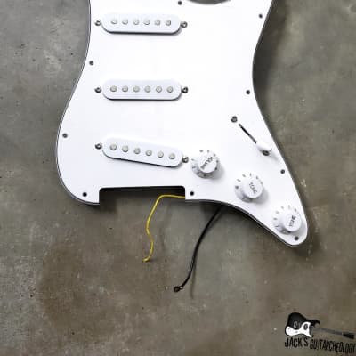 Stratocaster SSS Loaded Pickguard #27 (1990s, White) imagen 6