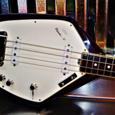 Vox Phantom IV Bass 1966. Iconic VOX design. Totally refurbished. Purple metallic finished. image 1