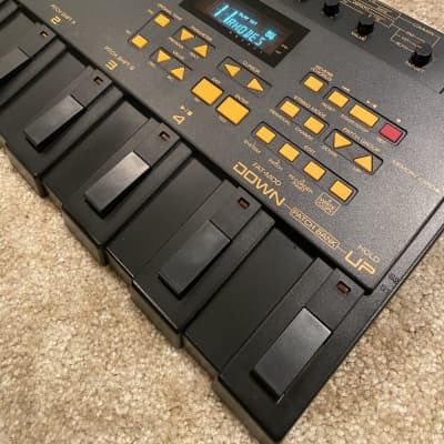 Roland GR-1 Guitar Synthesizer - MINT only used a few times