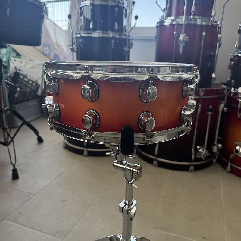 Basix Custom 14x5,5 snare drum - Sunburst image 1