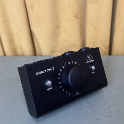 Behringer Monitor 1