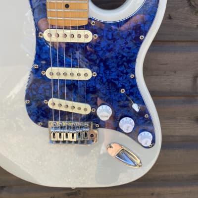 Shine Stratocaster Style Electric Guitar - White with Blue Tortoiseshell Scratch Plate image 3