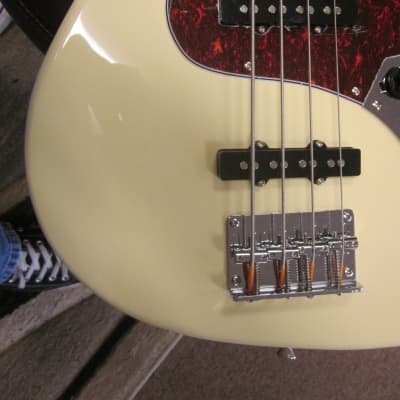 Tagima Woodstock 73 electric bass in  vintage white image 5