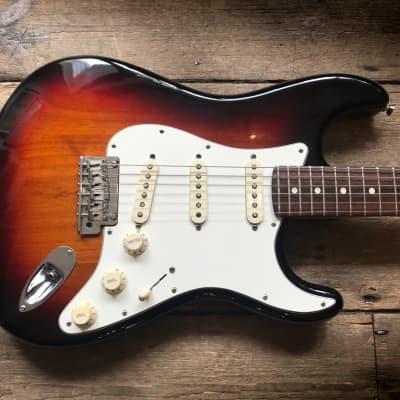 2014 Fender 60th Anniversary Stratocaster with Rosewood Fretboard in Sunburst with hard shell case image 19