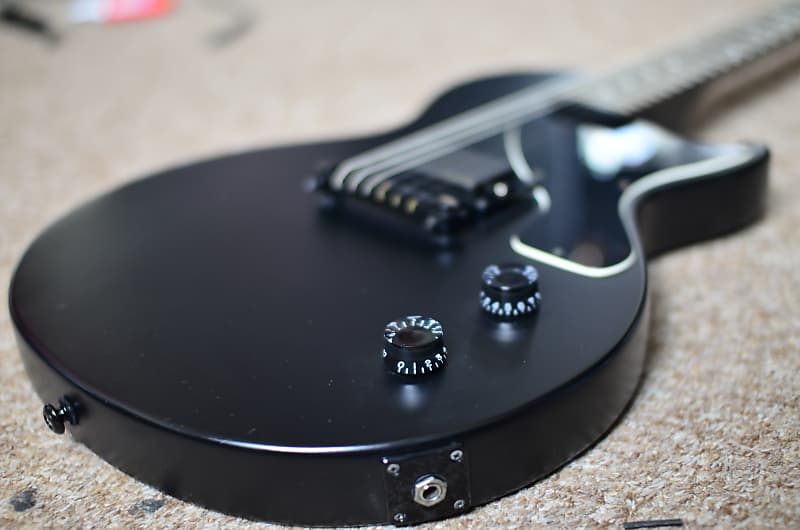 Go for the gold! Our latest relic Epiphone Les Paul Junior is loaded with  plenty of character and an Artec Alnico 5 Humbucker pickup that delivers  smoking hot 16k tone. Paired with