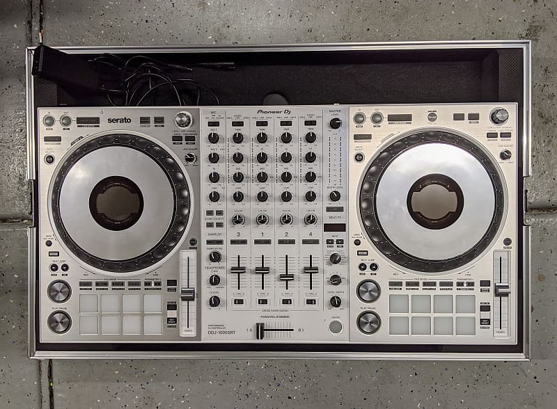 Pioneer DDJ-1000 SRT-W (Limited Edition White) plus an Odyssey flight case