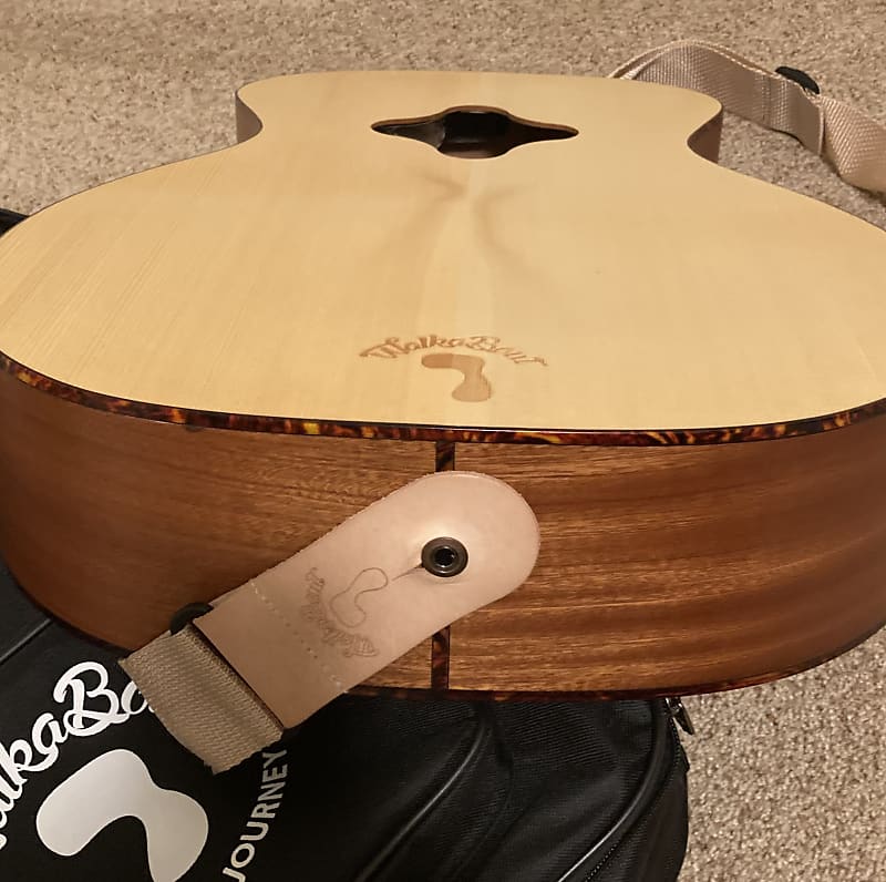 Guitar shaped cajon top
