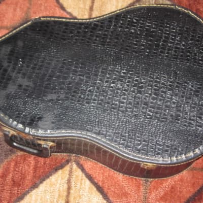 used vintage Madeira Dreadnought Chipboard Case, 1975 - 1978 (possibly from 1974) - Black Extreior / Red Interior [there is NO graphic / NO logo / NO brand name on the case] (guitar NOT included) image 7