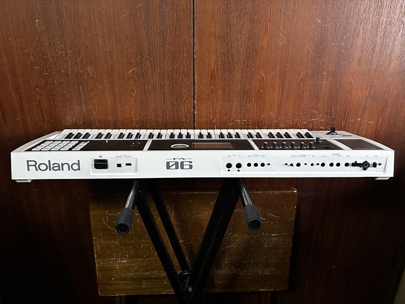 Roland FA-06-SC WH 61-key Music Workstation limited color