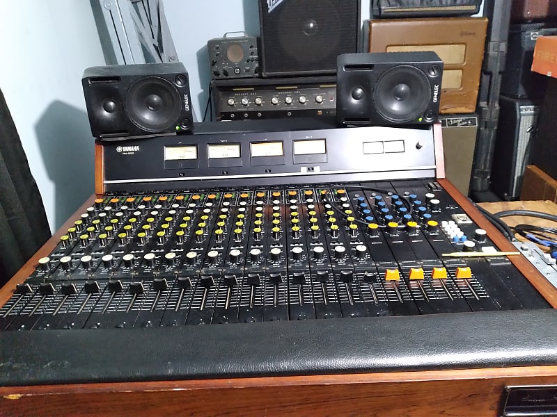 Console Yamaha PM-1000 with API mix busses