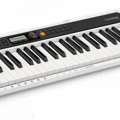 Casio CTS-200 portable keyboard 61 keys, white image 2