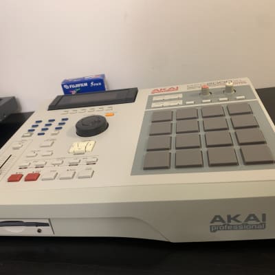 Akai MPC2000XL MIDI Production Center 2000 - 2005 - Grey image 2