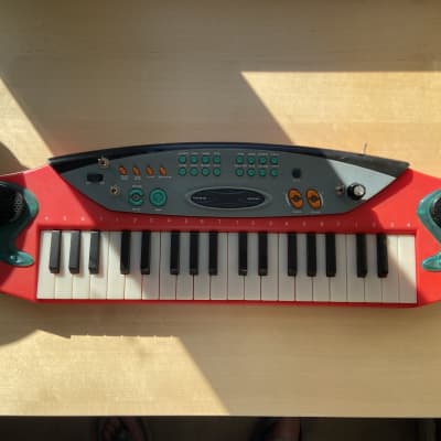 Obvodové Bent Toy Piano (červené) | ReverbObvodové Bent Toy Piano (červené) | Reverb  