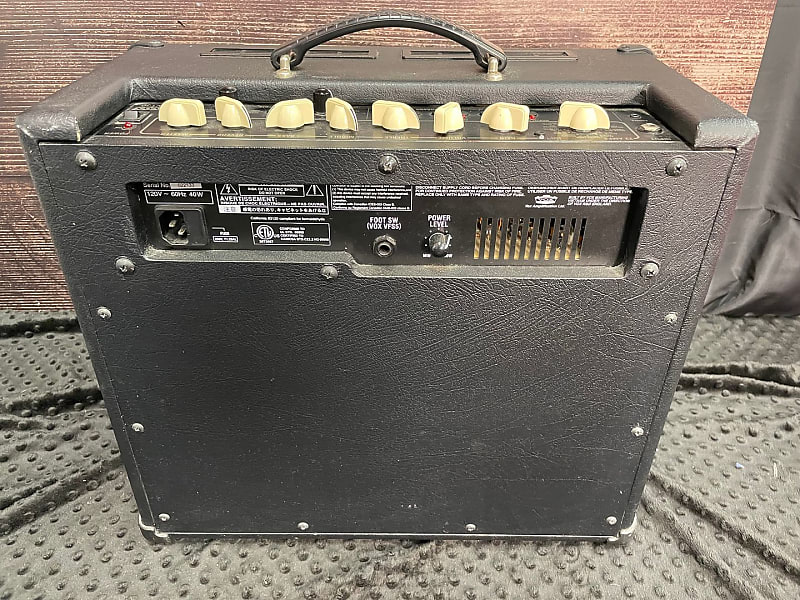 VOX VT-30 Valvetronix 30ワット/フットスイッチ付 - アンプ