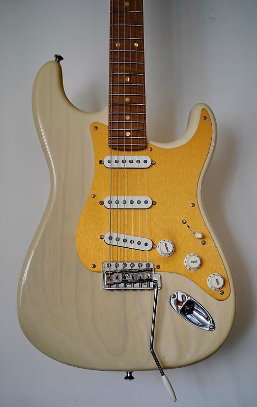Fender STRATOCASTER CS AMERICAN CUSTOM HONEY BLOND ASH ROASTED TIGER V NECK 2023 - Honey Blonde image 1