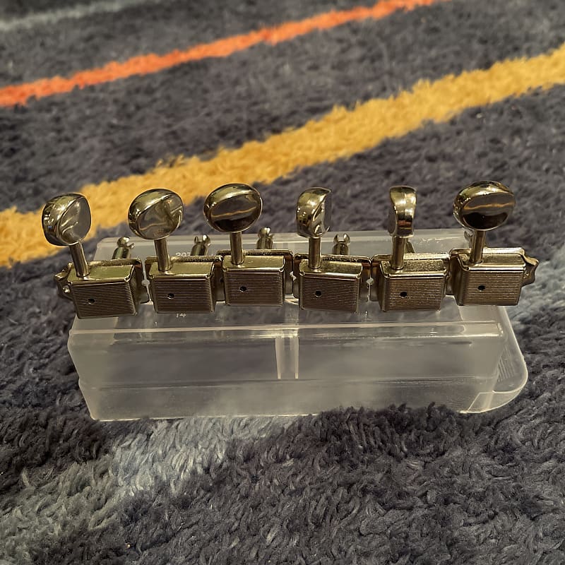 Squier Classic Vibes 70’s Stratocaster Tuning Machines 2021 Reverb