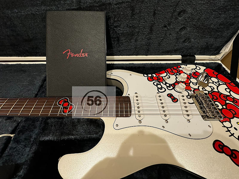 ギター Fender Hello Kitty White Stratocaster maxresdefault.jpg