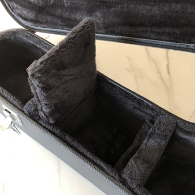 Lindo Hard Case Acoustic / Classical / Electro Guitar | Lockable | Plush-Lined | Inside Storage Pocket - Black Faux Leather / Tolex image 3