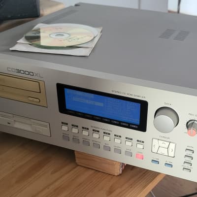 Akai CD3000XL MIDI Stereo Digital Sampler 1997 - White