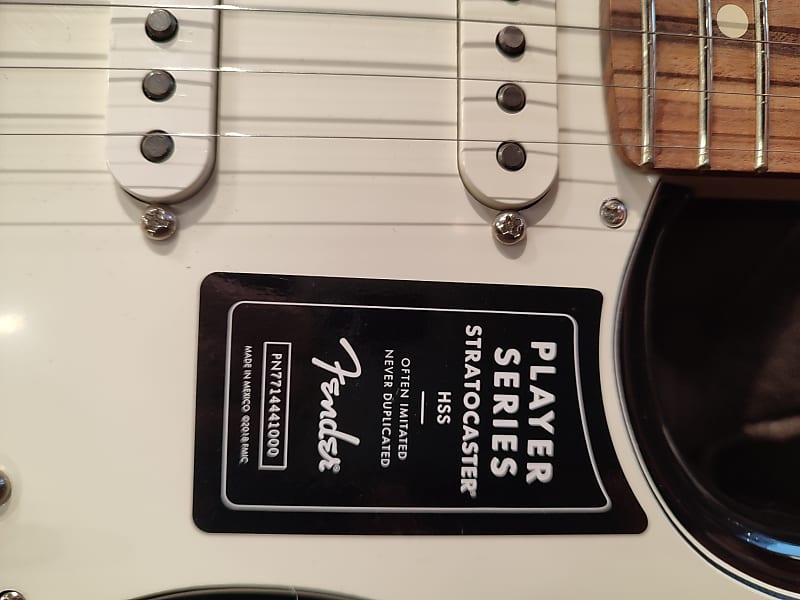 Fender Player Stratocaster HSS PLUS TOP - Manche érable - Aged Cherry Burst  - Guitare électrique