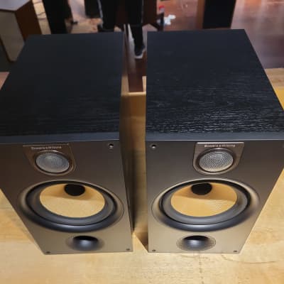 Bowers & Wilkins B&W 685 S2 Bookshelf Speakers in Black w/ Box