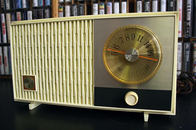Zenith AM Tube Radio - Cream  			