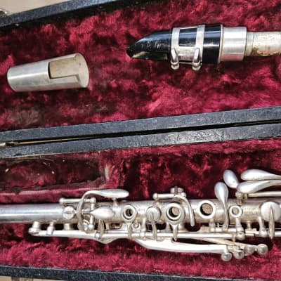 Elkhart Cavalier metal clarinet, USA, Silver-finish with case