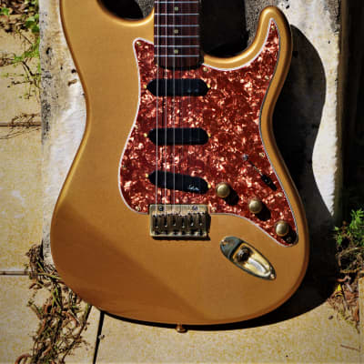 Wallace Stratocaster 1999 Shoreline Gold Metallic. Handmade by David Wallace of Nashville. All Tone. for sale